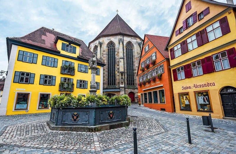 Dinkelsbühl một trong những thị trấn nổi tiếng thu hút hàng nghìn du khách